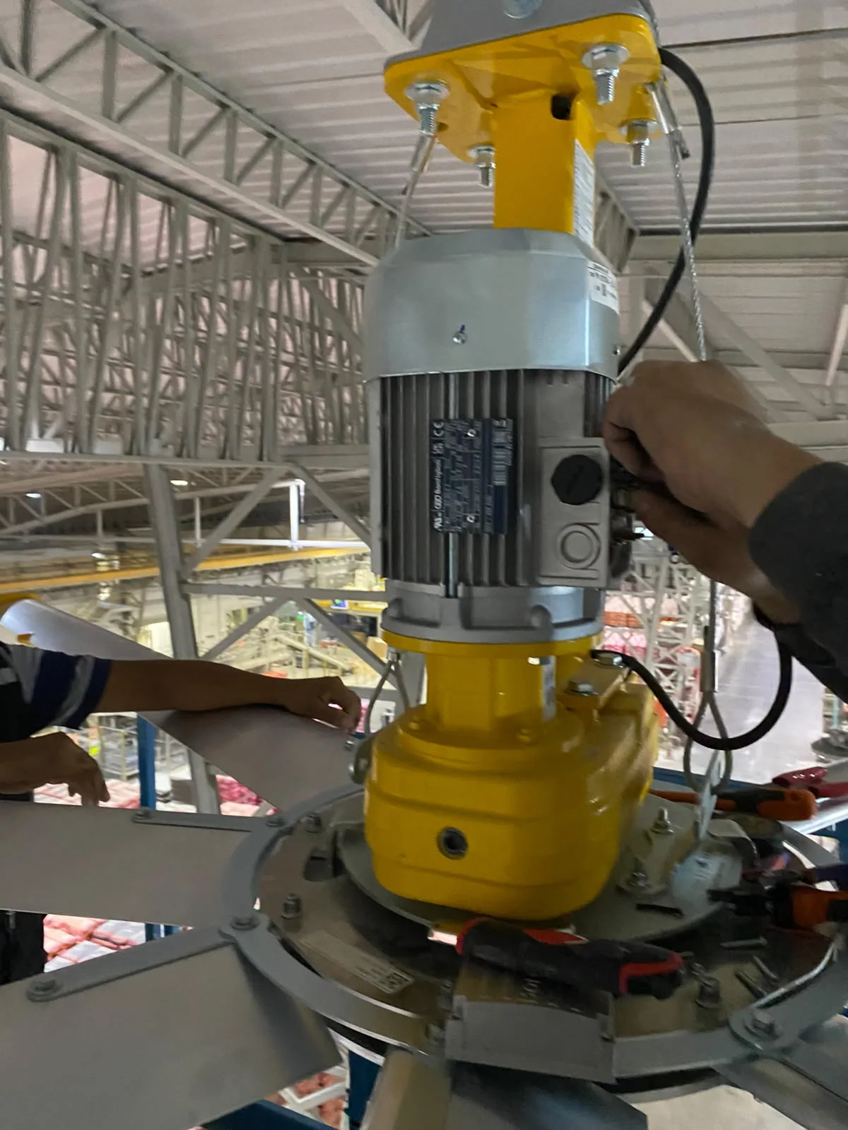 Instalación de ventiladores industriales con control de velocidad