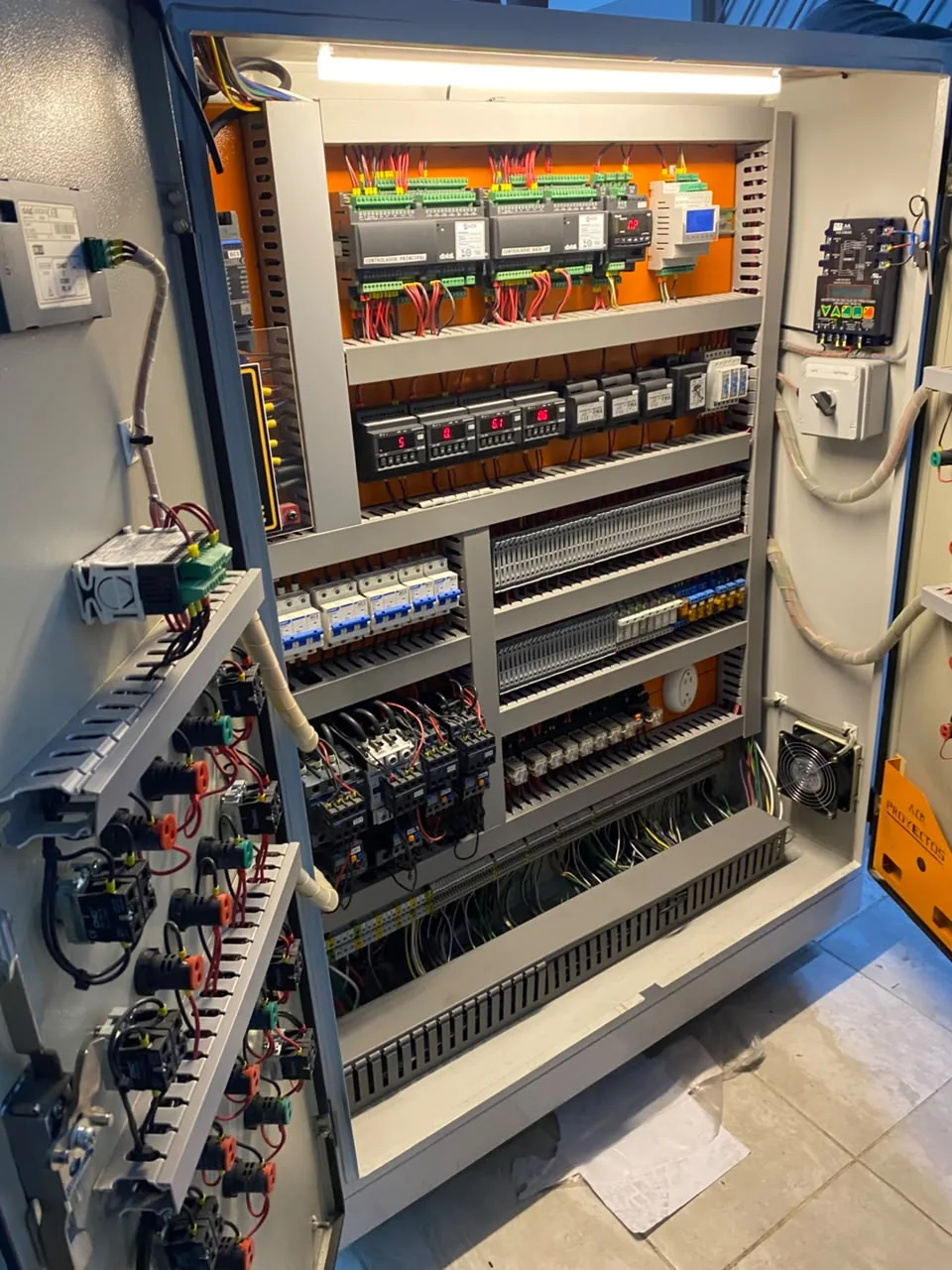 Tablero industrial abierto con equipos de automatización y control