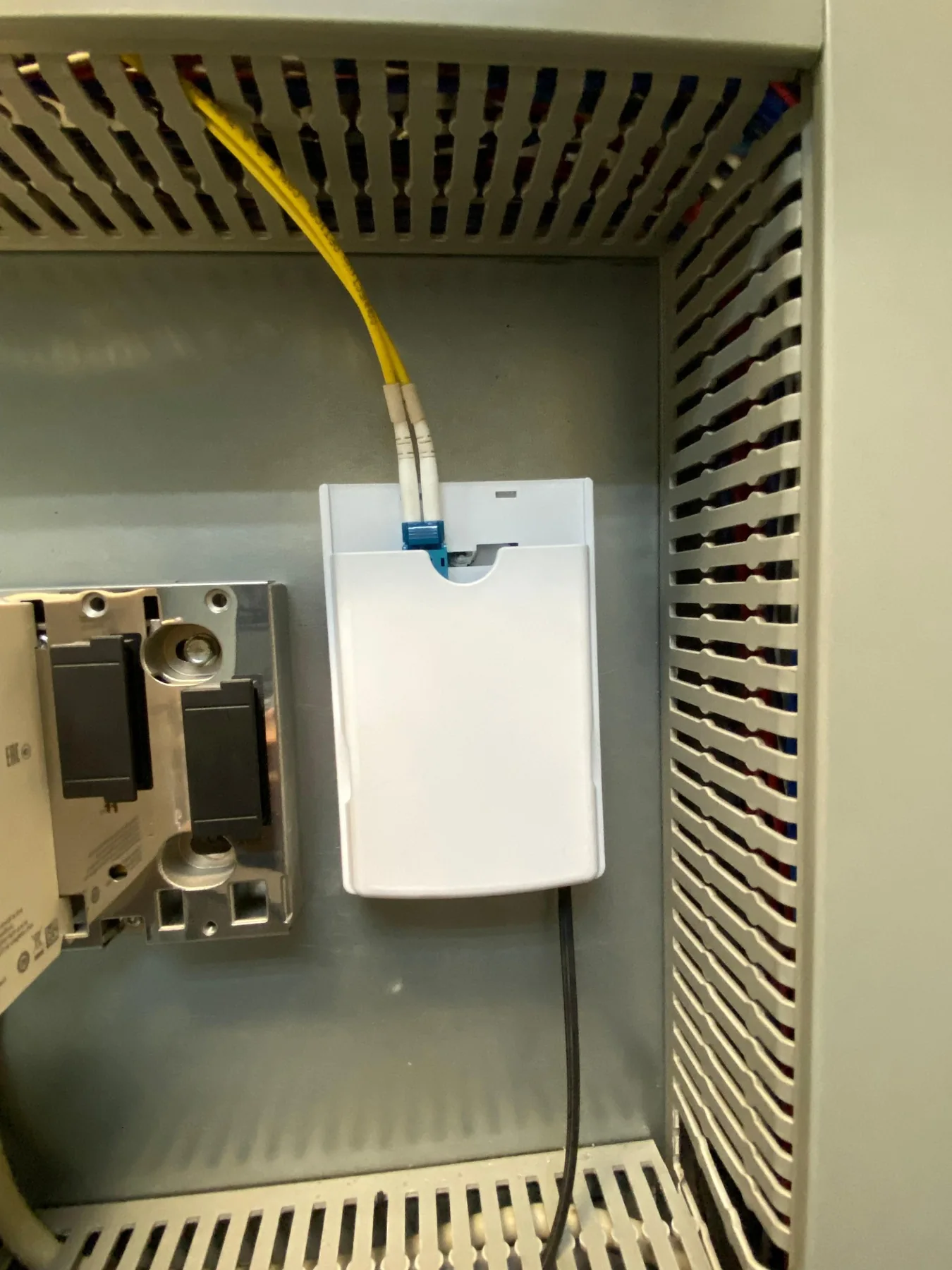 Conexión de fibra óptica en gabinete