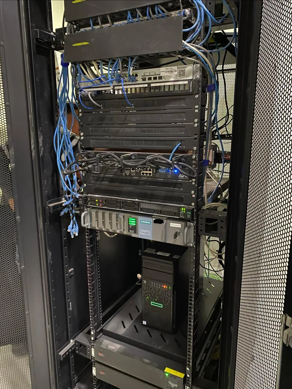 Rack de comunicaciones, switches y equipos de red