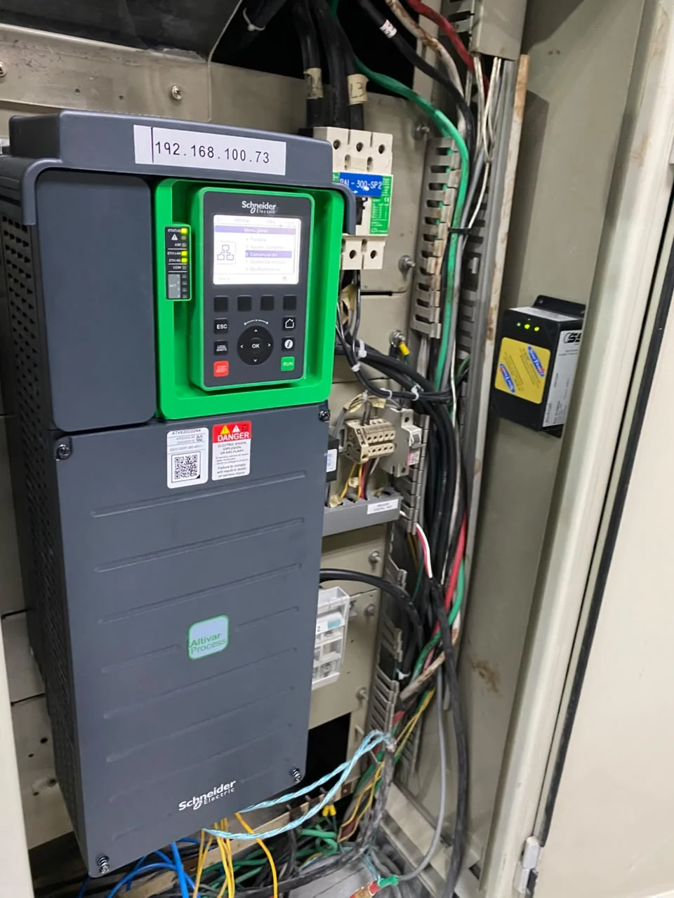 Variador de frecuencia Schneider Electric instalado en gabinete